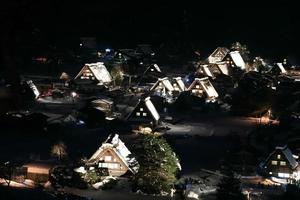 iluminação de shirakawago, japão foto