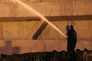 silhuetas de bombeiros antes de um incêndio foto