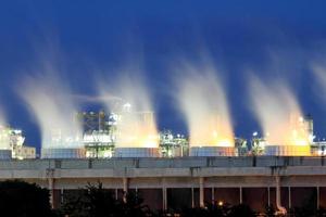 refinaria de petróleo no mapa crepuscular ta phut propriedade industrial rayong tailândia foto