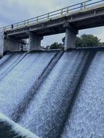 cachoeira debaixo da ponte foto