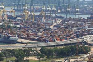 paisagem vista de pássaros de navios de carga entrando em um dos portos mais movimentados do mundo, singapura foto