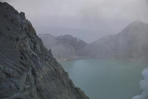 Vulcão kawah ijen em Java Oriental, Indonésia foto