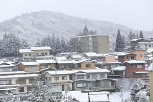 vista da cidade takayama no japão na neve foto