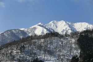 montanha coberta de neve em takayama japão foto