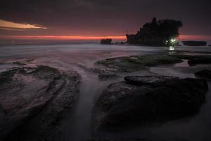 bali marco tanah lote templo no pôr do sol. ilha de bali, indonésia foto