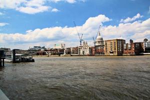 uma vista do rio Tamisa em londres foto