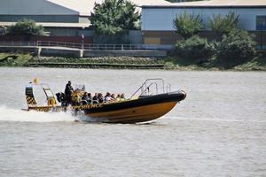 londres no reino unido em junho de 2022 vista de um barco no rio tâmisa foto