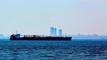o cargueiro no estreito de bósforo, istambul, turquia foto