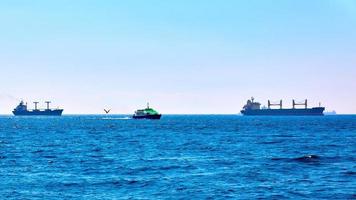 petroleiros petroquímicos de petróleo e gás offshore no Estreito de Bósforo. foto