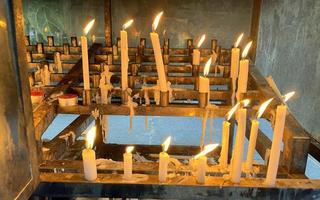 monte de orações chamas de velas brilhando no escuro criam uma atmosfera espiritual foto