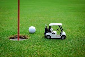 pequena figura de carro de golfe em verde foto