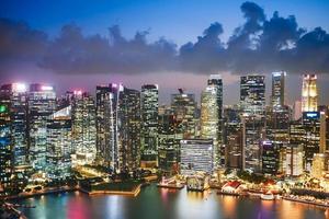 singapore marina bay 1 de junho de 2022 vista de baixo ângulo dos edifícios da cidade de singapura. foto