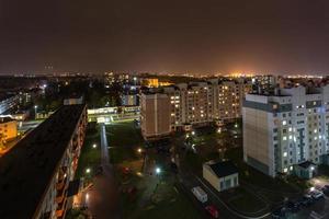 panorama noturno de luz nas janelas de um prédio de vários andares. vida em uma cidade grande foto