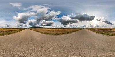 panorama hdri esférico completo sem costura visão de ângulo de 360 graus na estrada de asfalto entre campos no dia de outono com nuvens incríveis em projeção equirretangular, pronto para conteúdo de realidade virtual vr ar foto