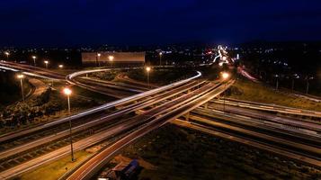 sobre a estrada da cidade à noite - vista de olho de pássaro - drone - vista superior foto