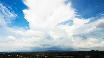 céu azul com nuvens brancas foto