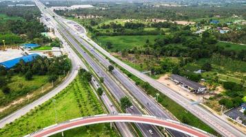 sobre a estrada da cidade - vista de olho de pássaro - drone - vista superior foto