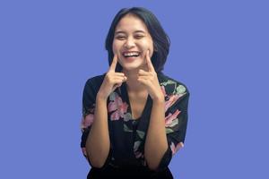 jovem mulher asiática com gesto atraente foto