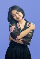 jovem mulher asiática com gesto atraente foto