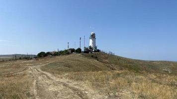 paisagem com vista para o farol yenikalsky. Kerch, Crimeia foto