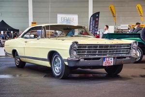 friedrichshafen - maio de 2019 bege marfim ford galaxie 500 no motorworld classics bodensee em 11 de maio de 2019 em friedrichshafen, alemanha foto