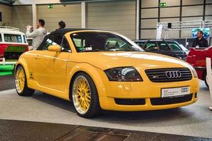 friedrichshafen - maio de 2019 amarelo audi tt quattro roadster type 8n 1998 sedan no motorworld classics bodensee em 11 de maio de 2019 em friedrichshafen, alemanha foto