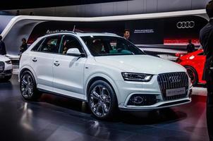 moscou, rússia - agosto de 2012 audi q3 2.0 t quattro apresentado como estreia mundial no 16º salão internacional de automóveis mias moscou em 30 de agosto de 2012 em moscou, rússia foto