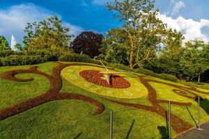 relógio de flores no quai du general-guisan em genebra, suíça foto