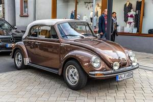 alemanha, limburg - abril de 2017 marrom vw volkswagen beetle tipo 1 1302 1971 em limburg an der lahn, hesse, alemanha foto