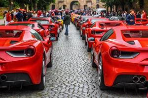 alemanha, fulda - julho de 2019 luzes retrovisores do vermelho ferrari 488 aranha tipo f142m coupe é um carro esportivo de motor central produzido pelo fabricante de automóveis italiano ferrari. o carro é uma atualização para o 458 foto