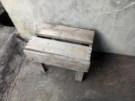cadeira pequena simples de madeira foto