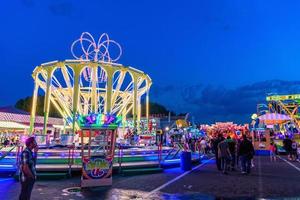 genebra, suíça - parque de diversões mai 2017 à noite em lausanne, suíça foto