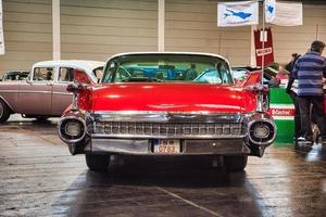 friedrichshafen - maio de 2019 branco vermelho cadillac coupe de ville 1959 coupe no motorworld classics bodensee em 11 de maio de 2019 em friedrichshafen, alemanha foto