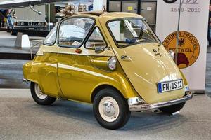 friedrichshafen - maio de 2019 amarelo claro limão bmw isetta 250 1955 no motorworld classics bodensee em 11 de maio de 2019 em friedrichshafen, alemanha foto