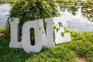 grandes letras de espuma amor na margem do lago foto