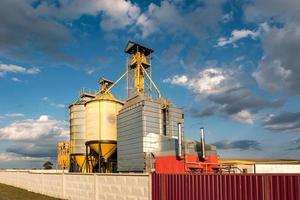 elevador do celeiro. planta de agroprocessamento e fabricação para processamento e silos de prata para secagem, limpeza e armazenamento de produtos agrícolas, farinhas, cereais e grãos. foto