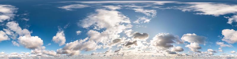 céu azul com belas nuvens impressionantes. panorama hdri sem costura visão de ângulo de 360 graus com zênite para uso em gráficos 3D ou desenvolvimento de jogos como cúpula do céu ou editar tiro de drone foto