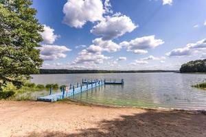 cais de plástico colorido na margem de um grande lago foto