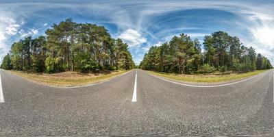 panorama hdri esférico sem costura completo vista de ângulo de 360 graus na estrada de asfalto entre a floresta de pinheiros em dia de verão com nuvens impressionantes em projeção equirretangular, conteúdo de realidade virtual vr ar pronto foto