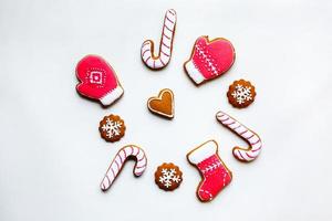 decoração artesanal de biscoitos de gengibre festivos em forma de estrelas, flocos de neve, pessoas, meias, funcionários, luvas, árvores de natal, corações para férias de natal e ano novo. preparação para férias foto