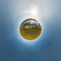 pequena transformação do planeta do panorama esférico 360 graus. vista aérea abstrata esférica em campo com lindas nuvens impressionantes. curvatura do espaço. foto