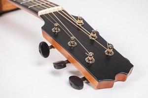 textura de madeira do deck inferior do violão de seis cordas em fundo branco. forma de guitarra foto