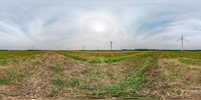 panorama hdri esférico completo sem costura visão de ângulo de 360 graus perto da enorme hélice do moinho de vento com halo no céu em projeção equirretangular, conteúdo de realidade virtual vr ar. geração de energia eólica. foto