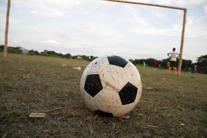 close-up de uma bola de futebol no campo de jogo foto