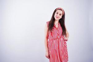 retrato de uma linda jovem de vestido listrado vermelho no estúdio. foto