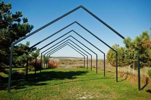 arco de metal triangular ao ar livre para cerimônias de casamento. foto