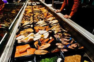 vários peixes defumados à venda no supermercado. foto