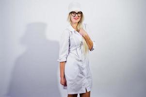atraente loira médica ou enfermeira no jaleco e óculos isolados no fundo branco. foto