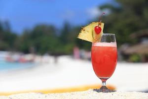 coquetel de frutas em uma praia de ilha tropical foto