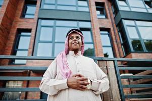 homem árabe do Oriente Médio posou na rua contra um edifício moderno. foto